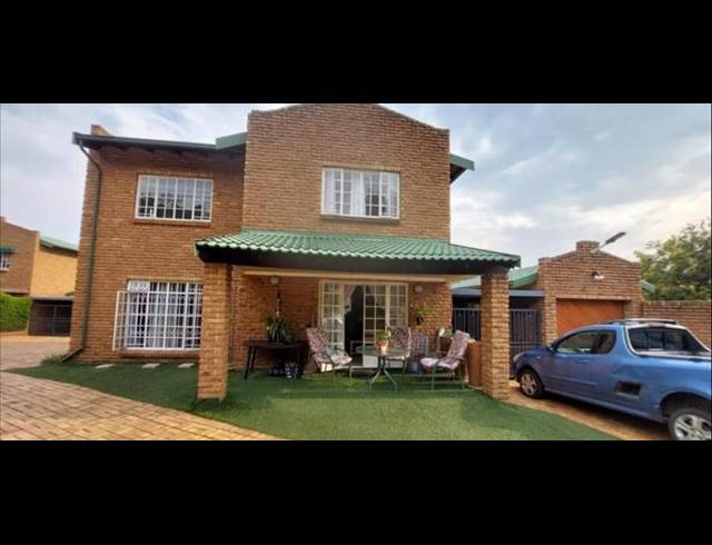 4 BEDROOM TOWNHOUSE FOR SALE IN BASSONIA